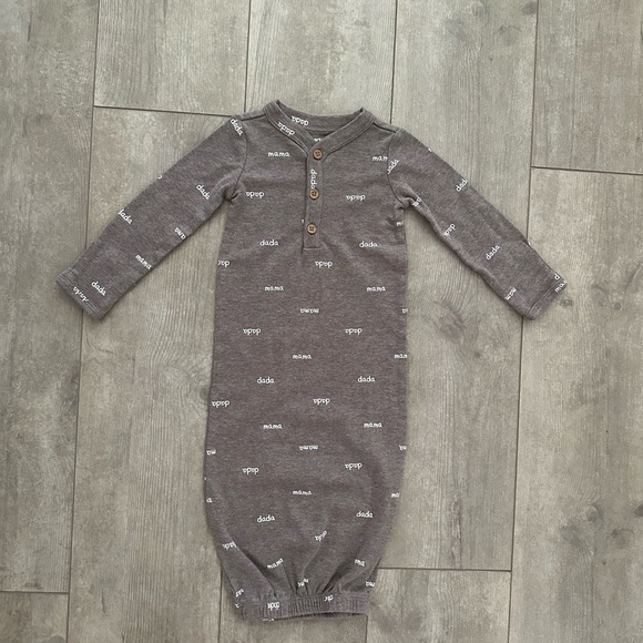 Adorable baby modern nightgown sleeper 3 months boy or
Girl 
Never worn - Picture 7 of 9